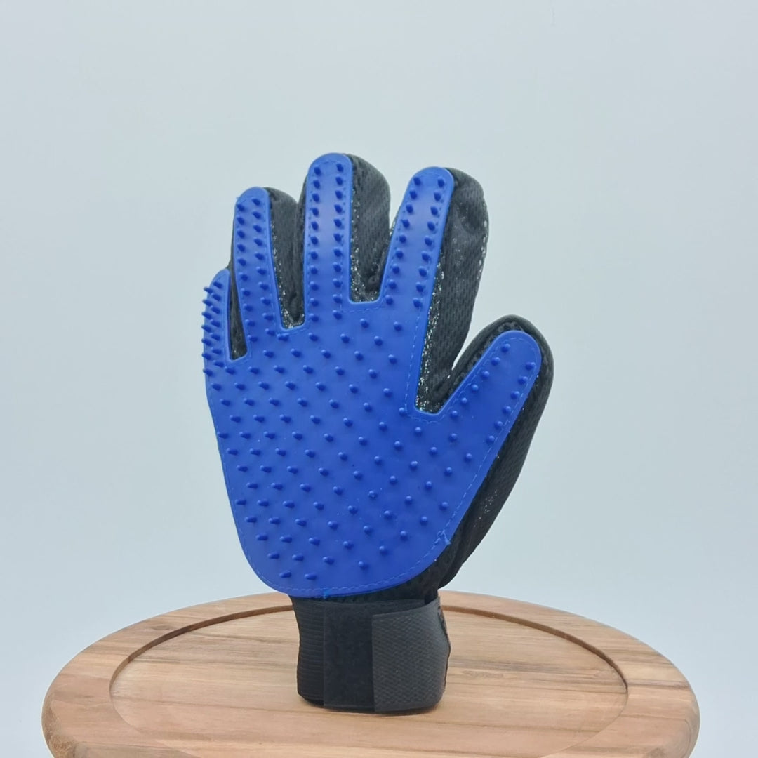 🧤 PugGroom™ Deshedding Gloves – The Easy Way to Keep Your Pug Clean & Shed-Free