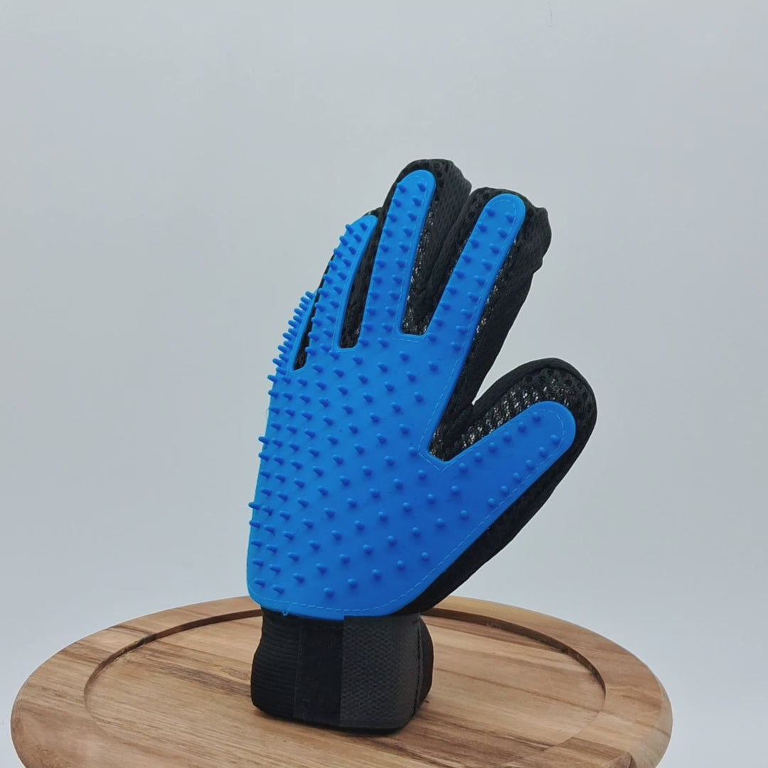 🧤 PugGroom™ Deshedding Gloves – The Easy Way to Keep Your Pug Clean & Shed-Free