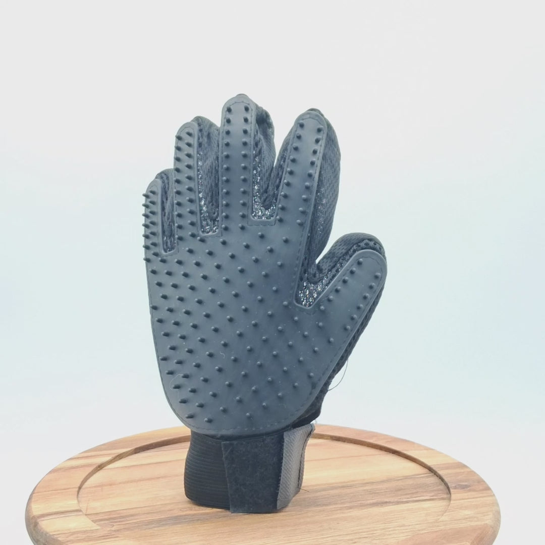 🧤 PugGroom™ Deshedding Gloves – The Easy Way to Keep Your Pug Clean & Shed-Free